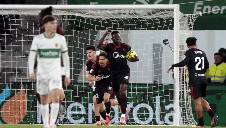 Sevilla de Alexis y Suazo respira en su lucha por alejarse del descenso tras empatar con el Elche