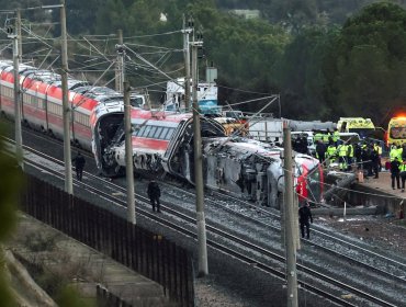 Un veintenar de fallecidos y más de 70 heridos deja descarrilamiento de tren en España