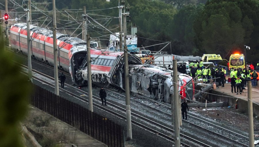 Un veintenar de fallecidos y más de 70 heridos deja descarrilamiento de tren en España