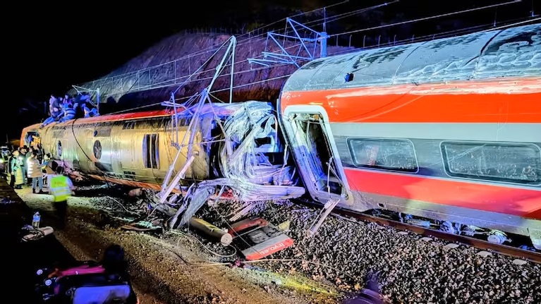 Ascienden a 42 los fallecidos por fatal descarrilamiento y choque de trenes en España