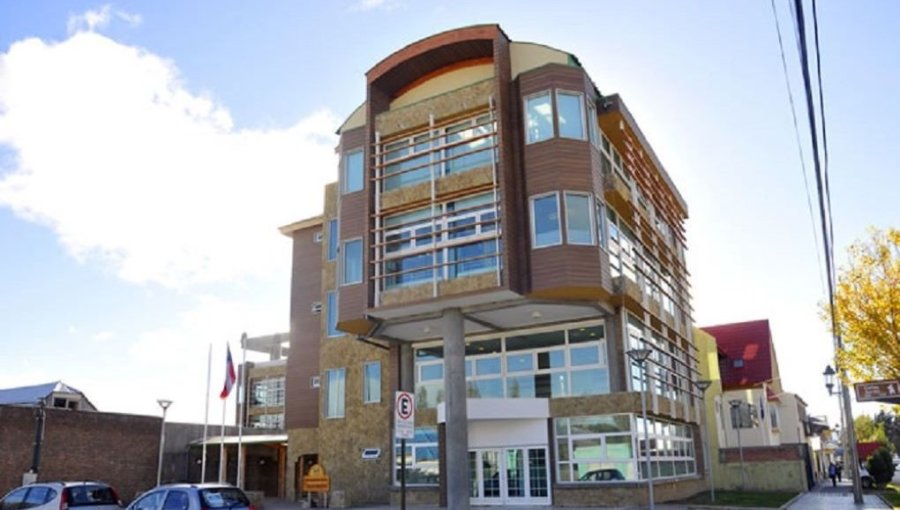 Contraloría acreditó que la Corporación Municipal de Puerto Natales contrató a persona cuyo título sería falso