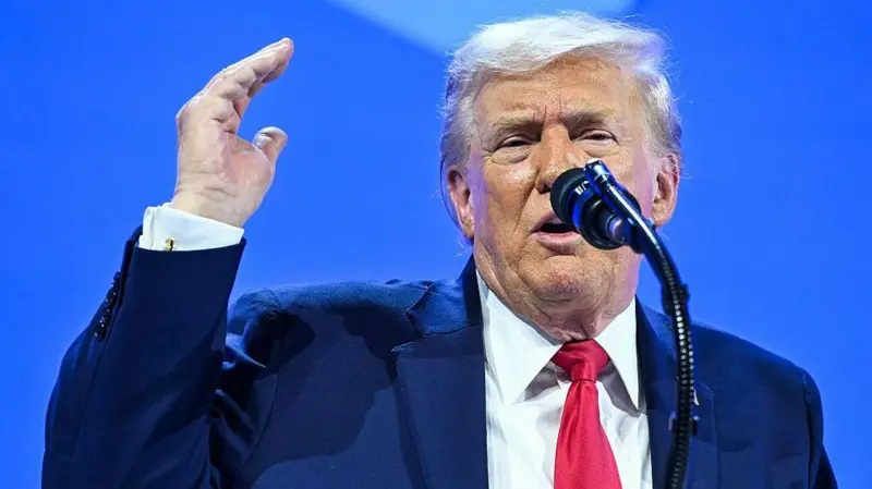 Trump dice que "no usará la fuerza" contra Groenlandia, pero pide "negociaciones inmediatas"