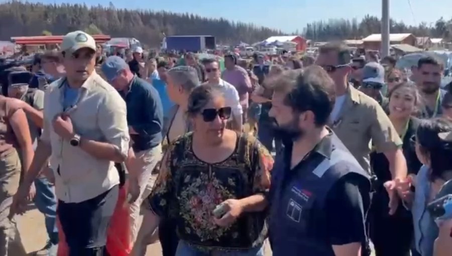 "¡Fuera, fuera!": Presidente Boric recibió gritos e insultos durante su visita a Punta de Parra en Tomé