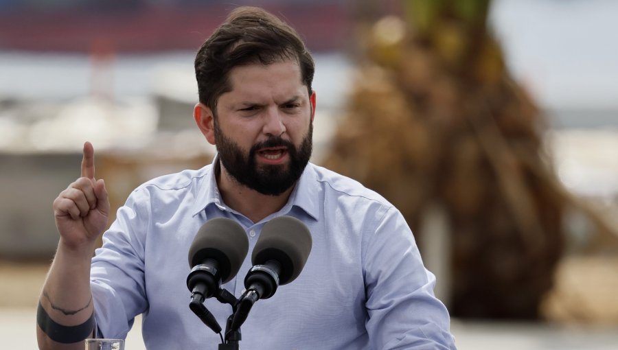 Presidente Boric visita zonas afectadas por incendios y advierte que las personas que agredan a Bomberos serán "identificadas y castigadas"