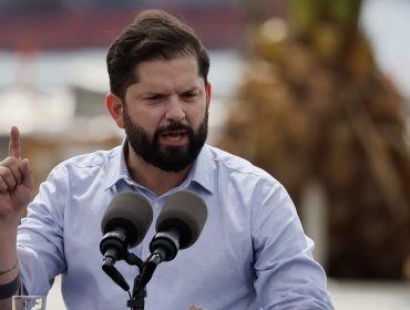 Presidente Boric visita zonas afectadas por incendios y advierte que las personas que agredan a Bomberos serán "identificadas y castigadas"