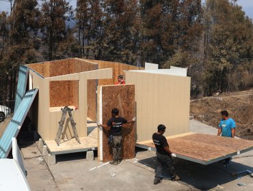 Primeras viviendas de emergencia para damnificados por incendios empezaron a instalarse en el sector de Lo Tato en Concepción