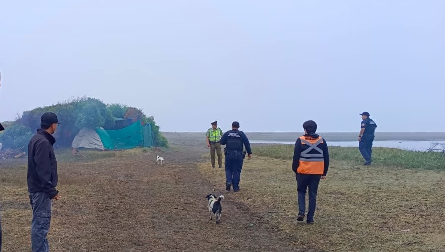Desalojan carpas instaladas ilegalmente en sector protegido de la desembocadura del estero Mantagua en Quintero