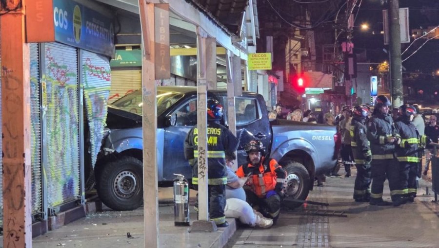 Camioneta quedó incrustada en un local comercial tras colisionar con otro vehículo a cuadras del Congreso en Valparaíso