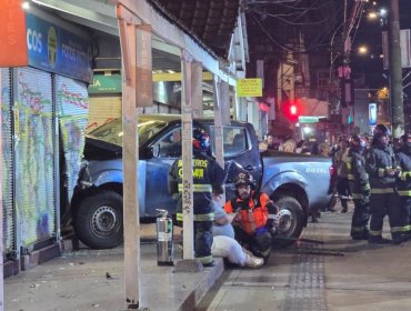 Camioneta quedó incrustada en un local comercial tras colisionar con otro vehículo a cuadras del Congreso en Valparaíso