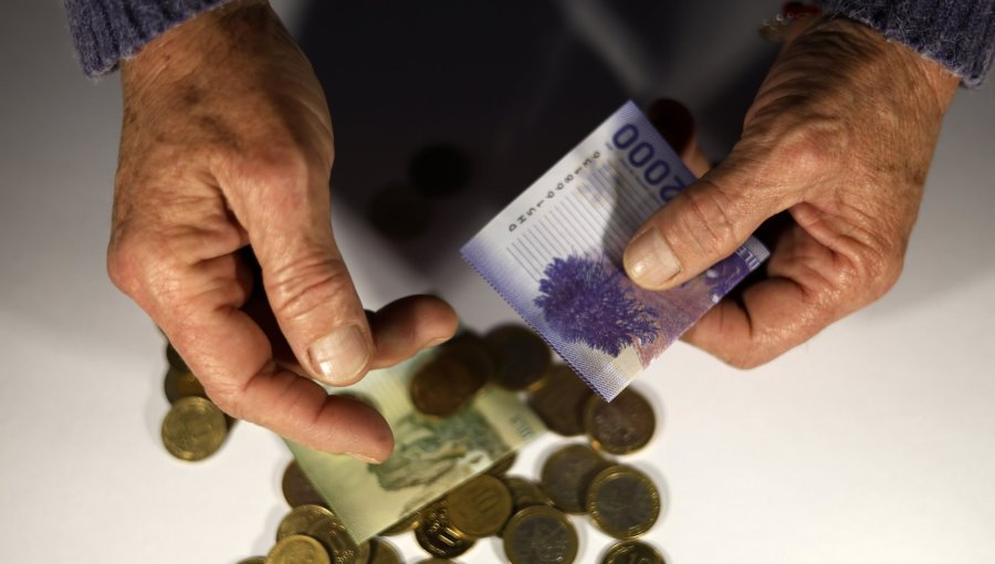 Comisión para el Mercado Financiero detecta baja en la deuda y en la carga financiera de los hogares de nuestro país