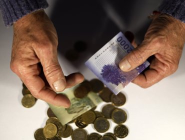 Comisión para el Mercado Financiero detecta baja en la deuda y en la carga financiera de los hogares de nuestro país