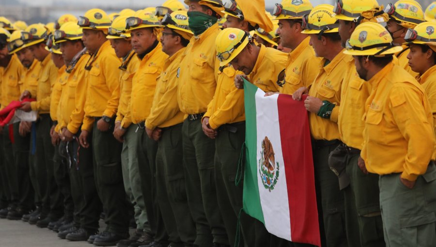 Brigadistas mexicanos llegan a la región del Biobío para reforzar combate de incendios forestales