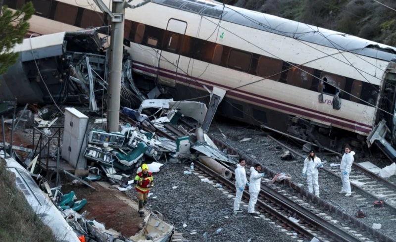 Informe preliminar apunta a la rotura de una vía como posible causa del accidente de dos trenes que dejó 45 muertos en España