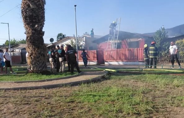 Una vivienda completamente destruida y una persona lesionada dejó incendio en Limache