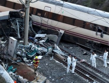 Informe preliminar apunta a la rotura de una vía como posible causa del accidente de dos trenes que dejó 45 muertos en España