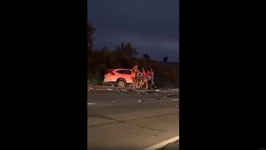 Colisión frontal entre dos vehículos menores deja a dos personas fallecidas en ruta que une Algarrobo con Casablanca