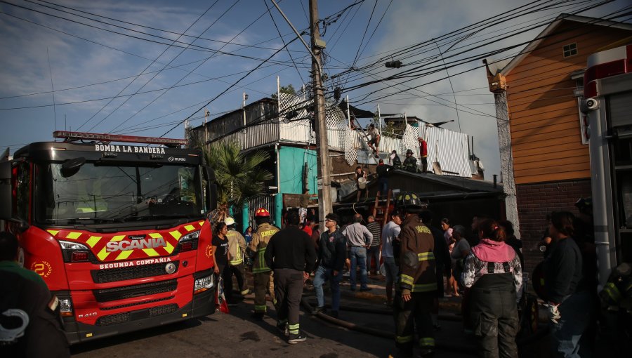 Incendio en Lo Prado deja al menos cinco viviendas afectadas