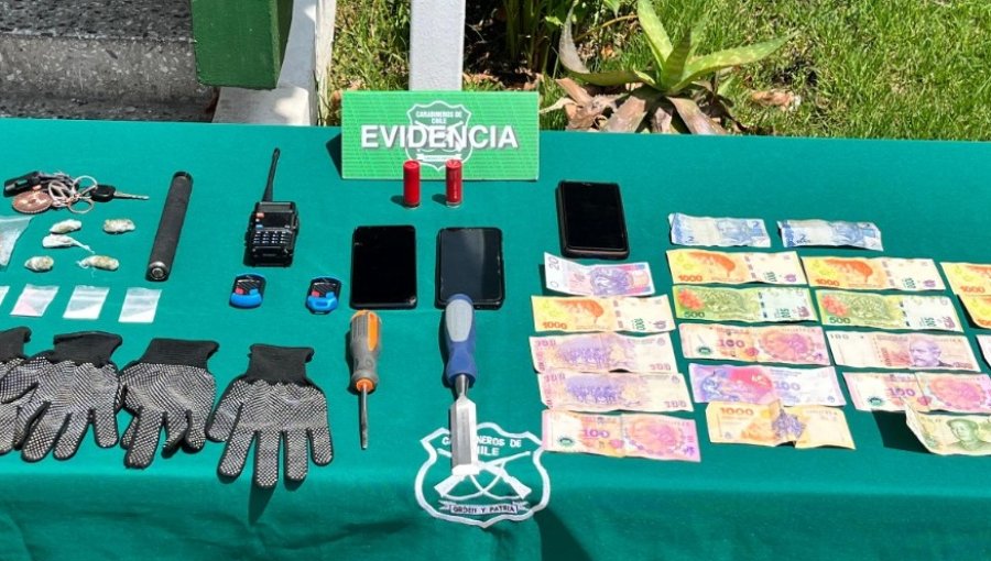 Con dinero extranjero, celulares e implementos para cometer delitos capturan a banda dedicada al robo de autos en Viña del Mar