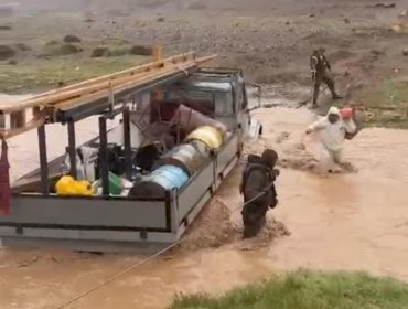 Carabineros rescató a tres personas aisladas por crecida del Río Loa