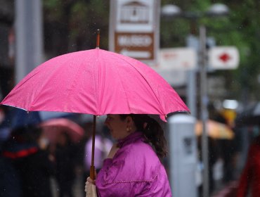 Senapred declara alerta temprana preventiva en 10 comunas de la Región Metropolitana por tormentas eléctricas