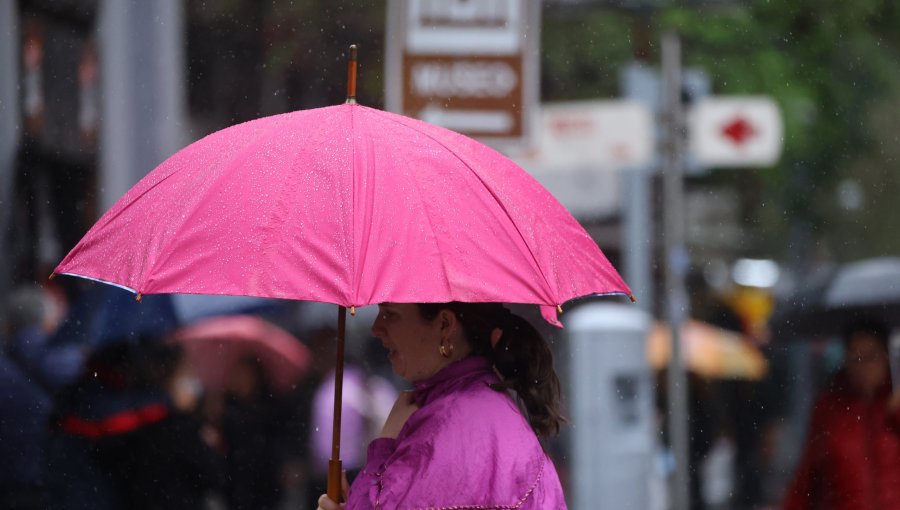 Senapred declara alerta temprana preventiva en 10 comunas de la Región Metropolitana por tormentas eléctricas
