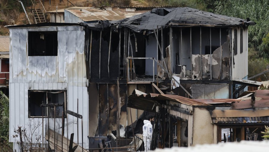 Activan catastro, fichas FIBE y ayudas sociales tras incendio que dejó cuatro víctimas fatales en el cerro Los Placeres de Valparaíso