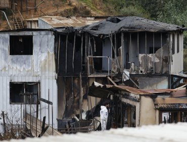 Activan catastro, fichas FIBE y ayudas sociales tras incendio que dejó cuatro víctimas fatales en el cerro Los Placeres de Valparaíso