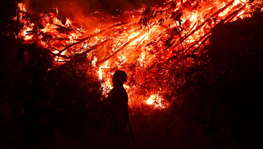 Decretan arresto domiciliario nocturno y arraigo nacional para presunto responsable de causar incendio en Lirquén