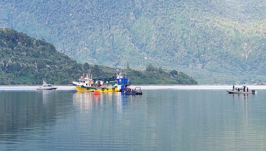 Rescatan cuerpo de uno de los tripulantes desaparecidos tras hundimiento de embarcación en Estuario de Reloncaví