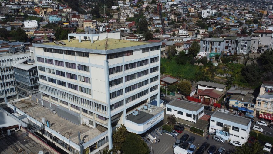 Crisis en el Hospital Carlos van Buren se agudiza tras nuevos antecedentes: denuncian falta de especialistas y colapso en Urgencias