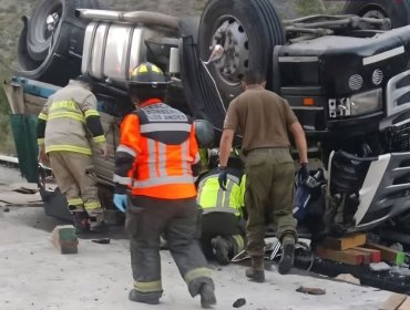 Tragedia en Los Andes: conductor argentino pierde la vida tras volcar su camión en sector Guardia Vieja del camino internacional