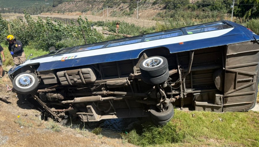 Volcamiento de microbús deja ocho personas lesionadas, entre ellas una embarazada, en el sector de Chagres en Catemu