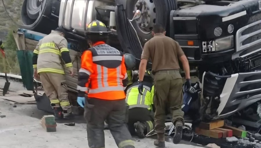 Tragedia en Los Andes: conductor argentino pierde la vida tras volcar su camión en sector Guardia Vieja del camino internacional