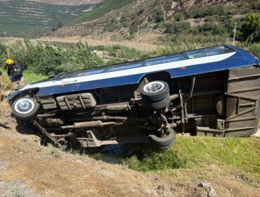 Volcamiento de microbús deja ocho personas lesionadas, entre ellas una embarazada, en el sector de Chagres en Catemu