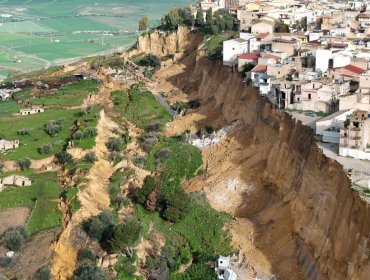 Pueblo siciliano de Niscemi quedó al borde de un precipicio tras un enorme deslave: Más de 1.500 residentes fueron evacuados