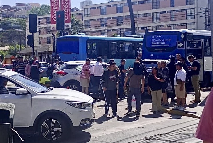 Rescate vehicular pesado en Viña del Mar: choque entre dos automóviles y una micro moviliza a equipos de emergencia