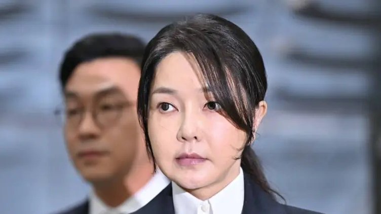 El fraude, los escándalos y los bolsos de lujo por los que la exprimera dama de Corea del Sur fue condenada a 20 meses de cárcel