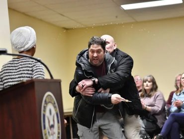 Atacan con una sustancia desconocida a congresista de Minnesota durante una asamblea pública