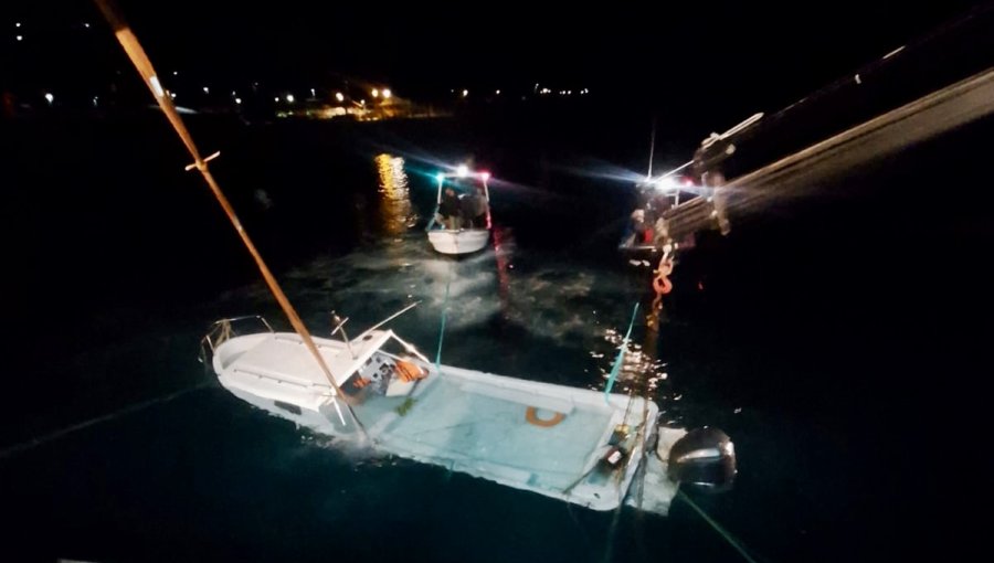 Rescatan con vida a dos tripulantes de embarcación que volcó en Juan Fernández