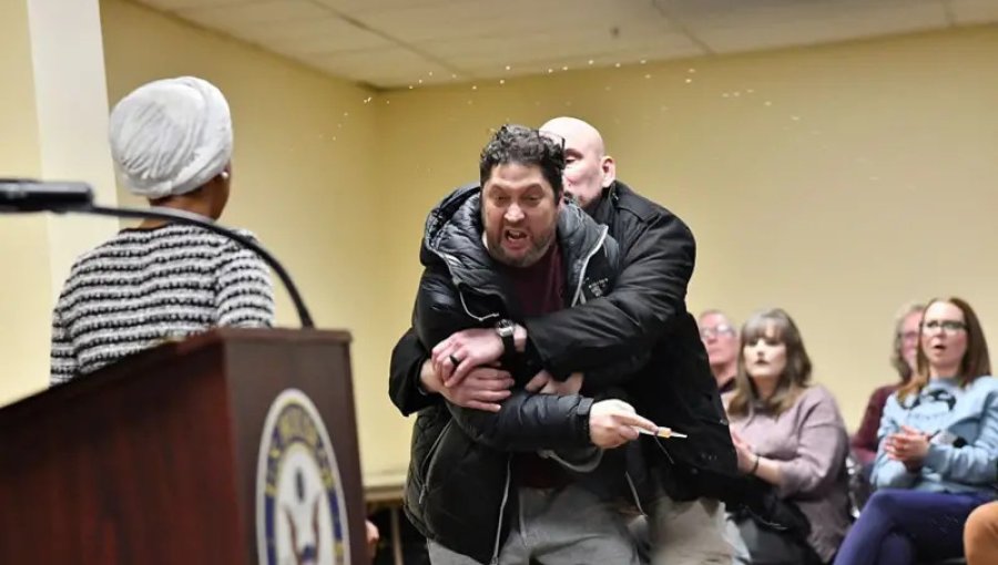 Atacan con una sustancia desconocida a congresista de Minnesota durante una asamblea pública