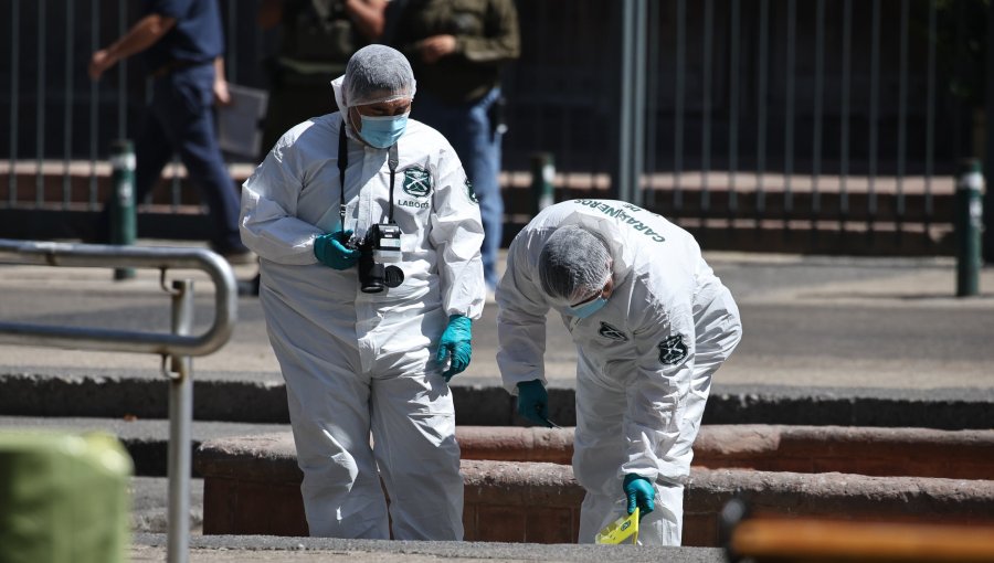 Investigan balacera en plaza Santa Ana de Santiago que dejó un extranjero fallecido y tres heridos