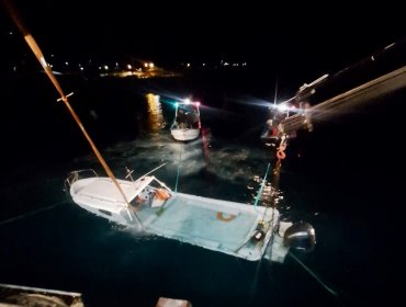 Rescatan con vida a dos tripulantes de embarcación que volcó en Juan Fernández