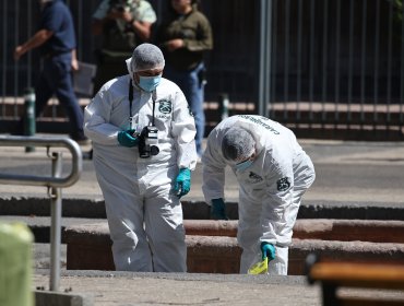 Investigan balacera en plaza Santa Ana de Santiago que dejó un extranjero fallecido y tres heridos