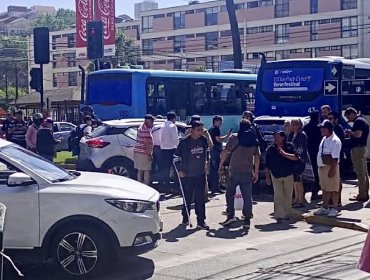 Rescate vehicular pesado en Viña del Mar: choque entre dos automóviles y una micro moviliza a equipos de emergencia