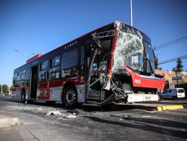 Colisión entre bus interurbano y bus RED deja lesionados en Maipú