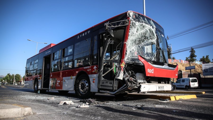 Colisión entre bus interurbano y bus RED deja lesionados en Maipú