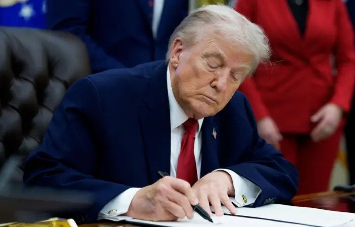 Trump amenaza con imponer aranceles a cualquier país que envíe petróleo a Cuba