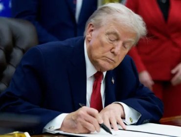 Trump amenaza con imponer aranceles a cualquier país que envíe petróleo a Cuba