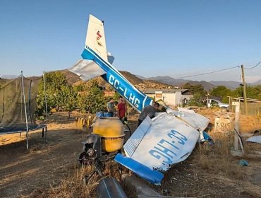 Avioneta capotó en un parcela colindante con el aeródromo de Curacaví: piloto sufrió lesiones y fue trasladado a centro asistencial