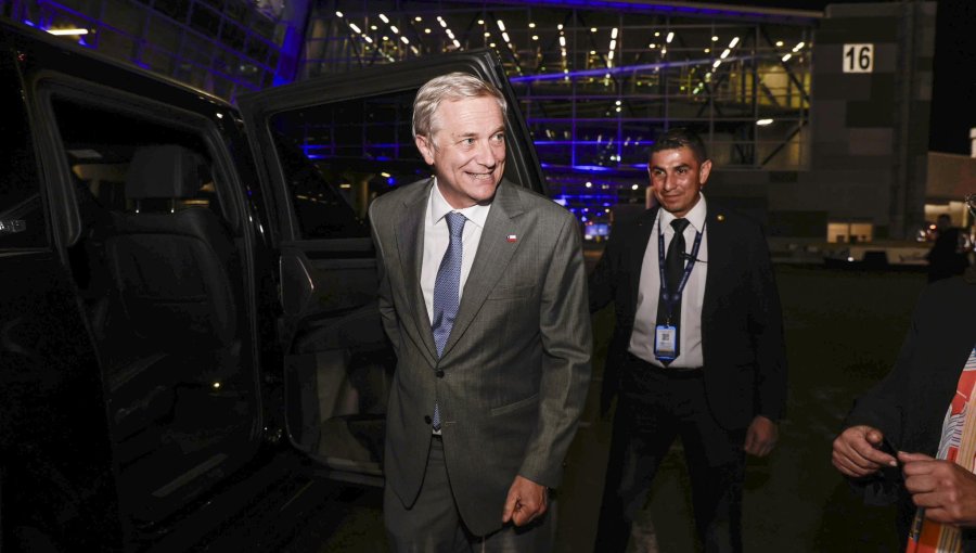 Presidente electo llegó a El Salvador: visitará la megacárcel y se reunirá con Nayib Bukele